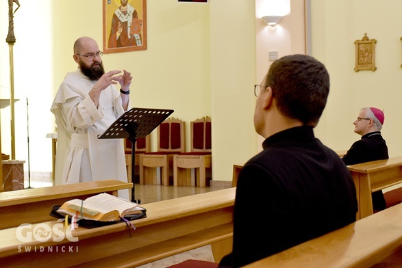 O. Tomasz w czasie jednej z konferencji, na której odwiedził uczestników bp Marek Mendyk.