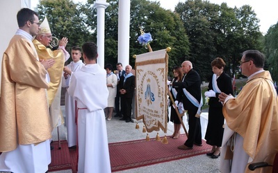 Błogosławieństwo sztandaru RN z par. Krzyża Świętego i Matki Bożej Bolesnej z Dębicy.