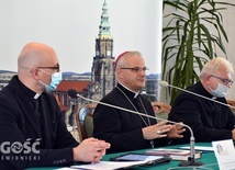 Bp Marek Mendyk z ks. Stanisławem Chomiakiem i ks. Dominikiem Ostrowskim w czasie konferencji prasowej.