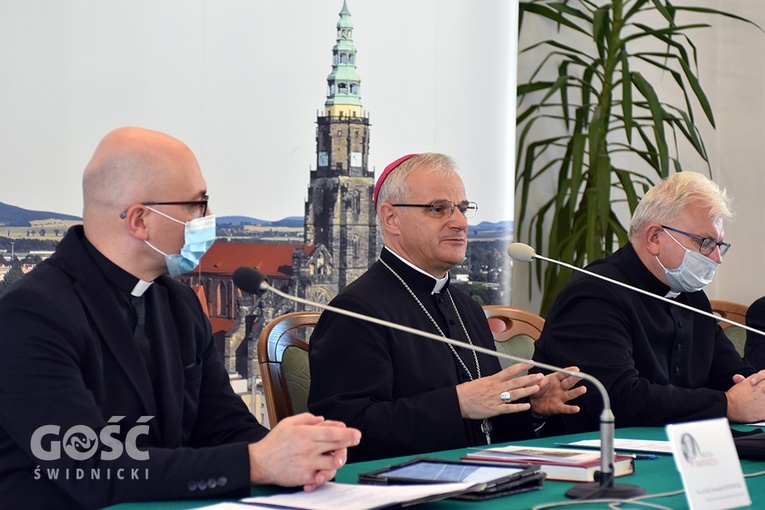 Bp Marek Mendyk z ks. Stanisławem Chomiakiem i ks. Dominikiem Ostrowskim w czasie konferencji prasowej.