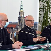 Bp Marek Mendyk z ks. Stanisławem Chomiakiem i ks. Dominikiem Ostrowskim w czasie konferencji prasowej.