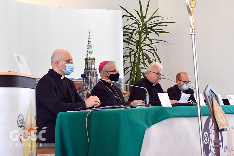 Konferencja prasowa przed ingresem