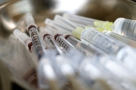 Na rynek trafiło ok. 10 proc. planowych dostaw szczepionek przeciw grypie. Są czasowe problemy z dostępem 