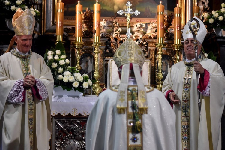 Uroczyste objęcie katedry biskupiej przez bp. Marka Mendyka