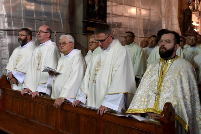 Uroczyste objęcie katedry biskupiej przez bp. Marka Mendyka