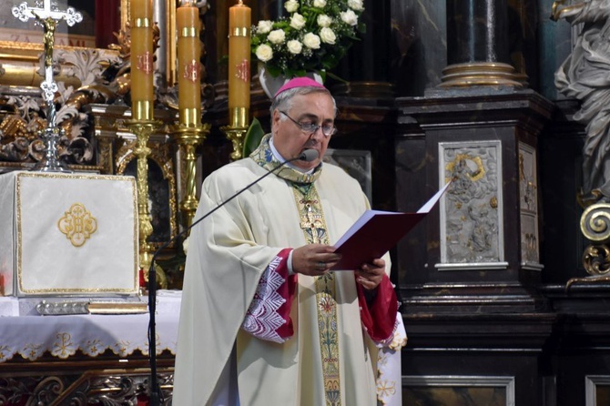 Uroczyste objęcie katedry biskupiej przez bp. Marka Mendyka