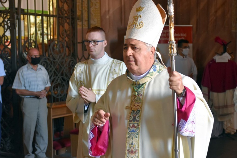 Uroczyste objęcie katedry biskupiej przez bp. Marka Mendyka