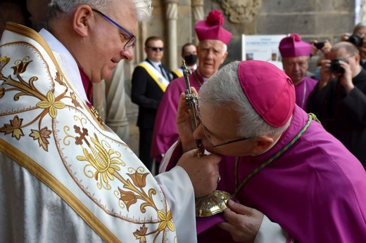 Uroczyste objęcie katedry biskupiej przez bp. Marka Mendyka