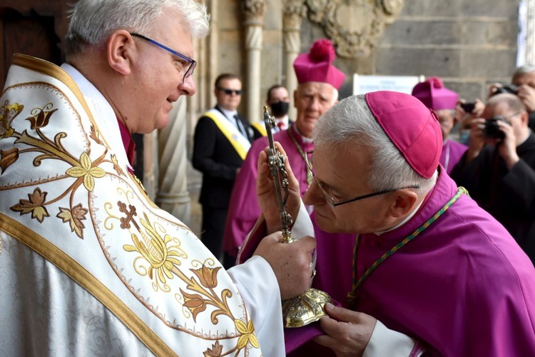 Uroczyste objęcie katedry biskupiej przez bp. Marka Mendyka