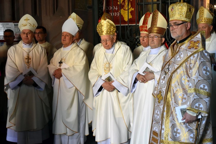 Uroczyste objęcie katedry biskupiej przez bp. Marka Mendyka