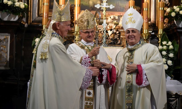 Moment podania biskupowi świdnickiemu pastorału.