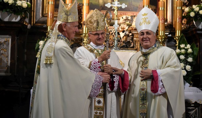 Moment podania biskupowi świdnickiemu pastorału.