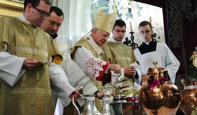 Abp Jędraszewski: Kapłan ma składać ofiarę z siebie na ołtarzu krzyża