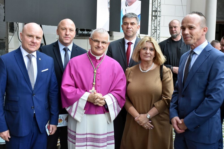 Uroczyste objęcie katedry biskupiej przez bp. Marka Mendyka