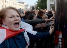 Białoruś: Milicja zatrzymuje kobiety na demonstracjach w Mińsku 