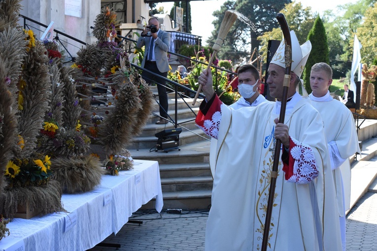 Bp Stanisław Salaterski błogosławi dożynkowe kopy i korony.