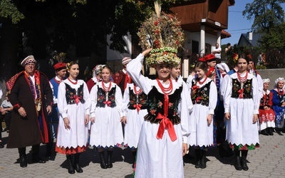 Dziewczyna - przepiórka prowadziła dożynkowy korowód.