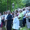 Tłumy pielgrzymów na Dróżkach Maryjnych.