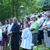 Tłumy pielgrzymów na Dróżkach Maryjnych.