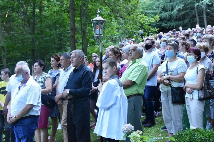 Tłumy pielgrzymów na Dróżkach Maryjnych.