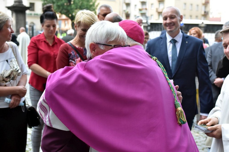 Uroczyste objęcie katedry biskupiej przez bp. Marka Mendyka