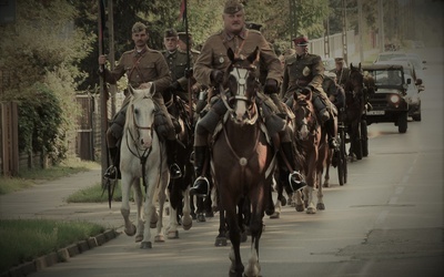 Rekonstruktorzy organizując rajd oddali hołd poległym żołnierzom walczącym w wojnie obronnej 1939 roku.