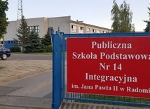 Integracyjna PSP nr 14 od lat organizuje różnego rodzaju akcje upamiętniające patrona. Tutaj także zrodziła się idea „Rodziny Szkół Jana Pawła II”.