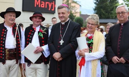 Z bp. Romanem Pindlem ks. prał. Stanisław Kozieł oraz starostowie dożynkowi: Maria Worek i Janusz Greń oraz Andrzej Maciejowski.