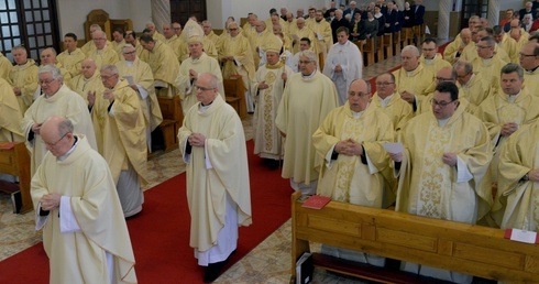 Koncelebra w seminaryjnej kaplicy podczas ostatniej sesji II Synodu Diecezji Radomskiej.