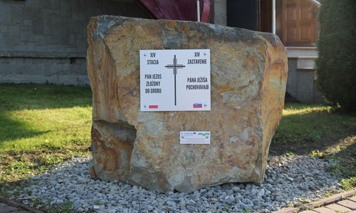 Ostatnia, 14. stacja transgranicznej Drogi Krzyżowej przy kościele w Zwardoniu.
