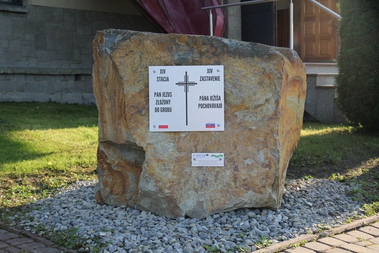 Ostatnia, 14. stacja transgranicznej Drogi Krzyżowej przy kościele w Zwardoniu.