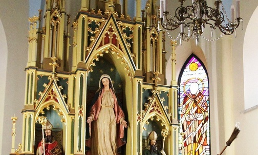 Odnowiony ołtarz Matki Bożej w zwardońskim kościele.