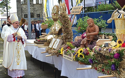 Wieńce dożynkowe poświęcił bp K. Nitkiewicz.