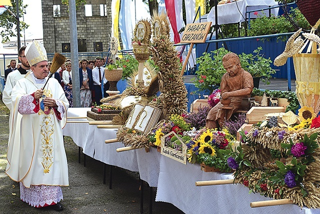 Wieńce dożynkowe poświęcił bp K. Nitkiewicz.