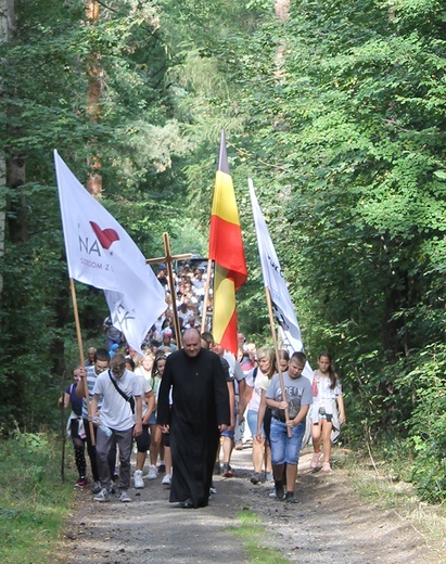 Wierni w trakcie pielgrzymki na Górzec.