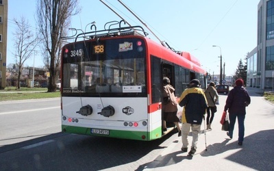 Miasto zachęca do korzystania z komunikacji miejskiej.