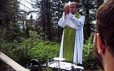 Ks. Marcin Paś odprawia Mszę św. gdzieś w Bieszczadach.