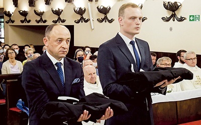 	Bracia Piotr Ferenc  i Dymitr Dubaj przed poświęceniem stroju zakonnego.