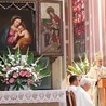 Liturgiczne wspomnienie Najświętszego Imienia Maryi, patronalne święto parafii, przypada w dniu bitwy pod Wiedniem, do której Jan III Sobieski szedł z Jej imieniem na sztandarach.