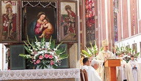 Liturgiczne wspomnienie Najświętszego Imienia Maryi, patronalne święto parafii, przypada w dniu bitwy pod Wiedniem, do której Jan III Sobieski szedł z Jej imieniem na sztandarach.