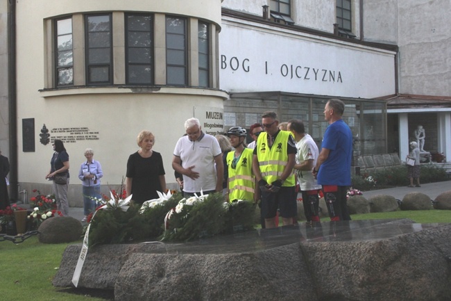 Przy grobie bł. ks. Jerzego Popiełuszki