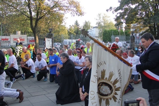 Przy grobie bł. ks. Jerzego Popiełuszki