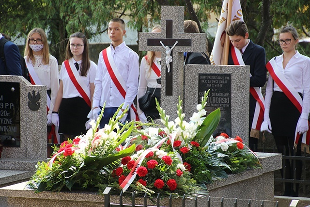 Przy mogiłach bohaterów wojny polsko-bolszewickiej młode pokolenie zaciągnęło straż.