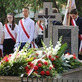 Przy mogiłach bohaterów wojny polsko-bolszewickiej młode pokolenie zaciągnęło straż.