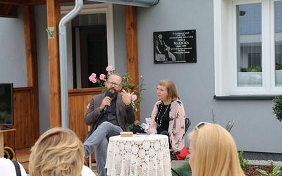 Anna Malicka, prawnuczka upamiętnionej nauczycielki, opowiedziała o losach najbliższych w książce „Historia rodziny przez dom pisana”, którą promowała podczas spotkania.