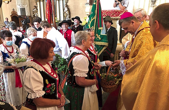 Gospodynie przyniosły w darze płody pól i ogrodów.