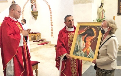 Uroczyste rozpoczęcie wędrowania ikony Pana Jezusa u św. Jerzego w Cieszynie: (od lewej) ks. Marcin Wróbel, ks. Stefan Sputek, Bernadeta Holeksa.