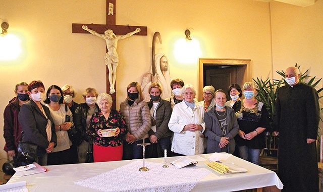Wspólnota Matek w Modlitwie z ks. proboszczem Janem Walusiem po poniedziałkowym spotkaniu.