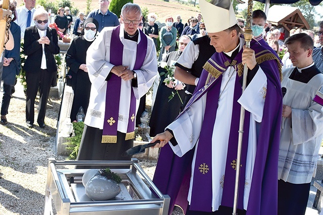 ▲	Bp Adam Bałabuch w czasie pogrzebu siostry dyrektor.