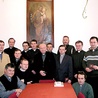 Kapłani z rocznika święceń 1994 z wizytą we Lwowie w 2004 r. u kard. Jaworskiego  (na zdjęciu w środku;  po jego prawej stronie nasz rozmówca).